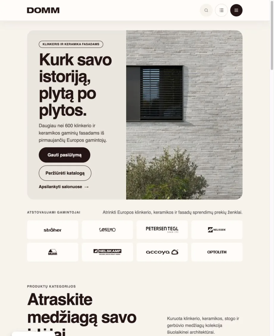 DOMM pradinis puslapis su šūkiu ir modernaus klinkerio fasado nuotrauka.